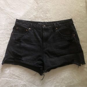 NO BOUNDARIES • Size 15 black jean shorts
